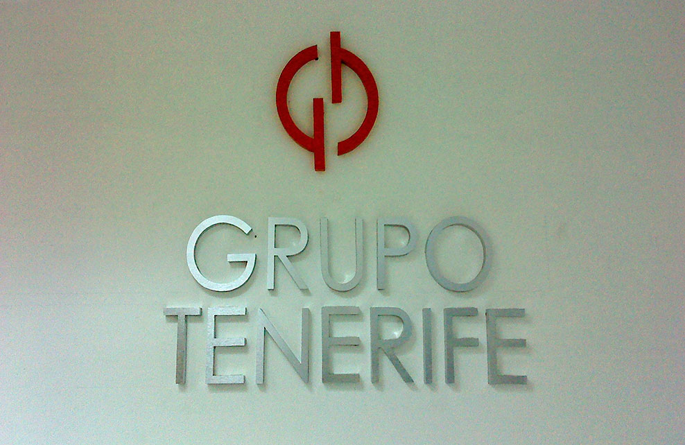 GRUPO TENERIFE - Letrero armado tipo 3D en aluminio natural detalles en color rojo, terminado mate.