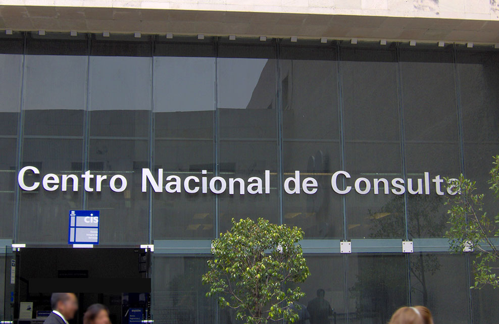 CENTRO NACIONAL DE CONSULTA - Letrero armado tipo 3D en aluminio natural, terminado mate.