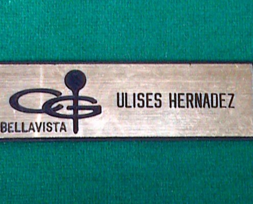 BELLAVISTA - Letrero grabado y biselado en gravoply en bajo relieve a base de pantógrafo.