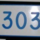 303 - Letrero grabado y biselado en gravoply en bajo relieve a base de pantógrafo.
